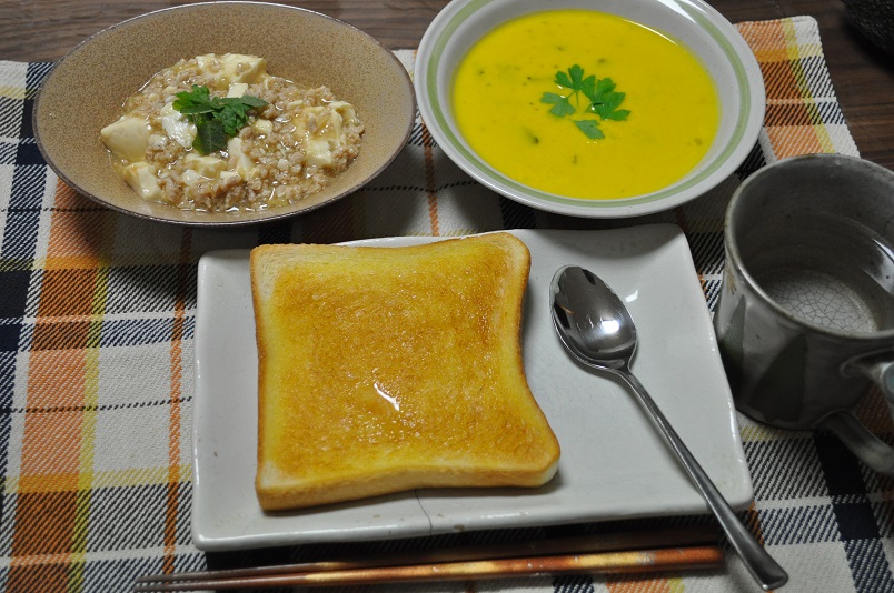肉豆腐、かぼちゃのスープ．トースト